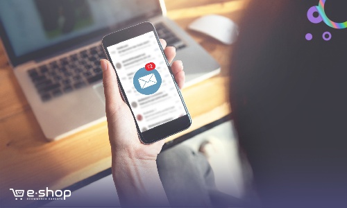 אישה מקבלת אימייל