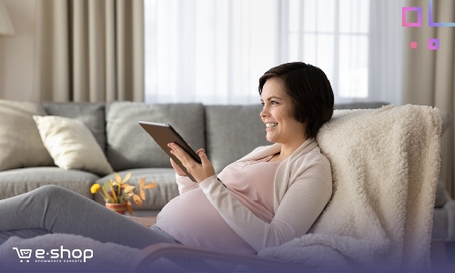 אישה נהנת מאתר תינוקות הבנוי נכון