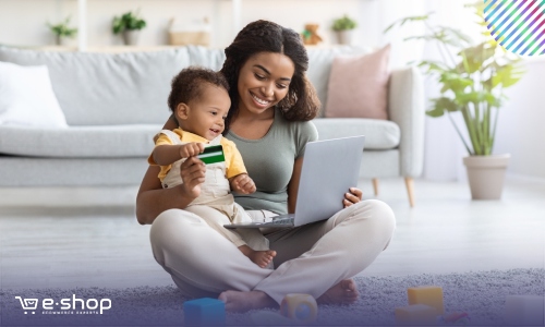 אישה רוכשת מוצרים לבנה מאתר איקומרס מוצלח