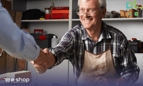 אדם שמח לאחר שפתח את העסק שלו