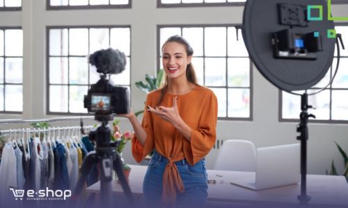 אישה יוצרת תוכן לעמוד האינסטגרם שלה על מנת להחשף לעוד עוקבים