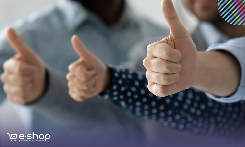 לקוחות עם אגודל למעלה