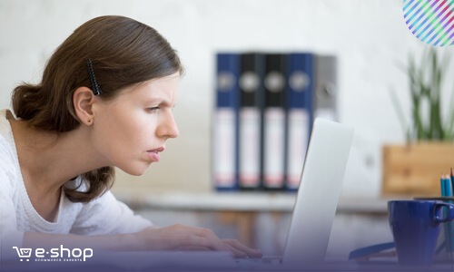 אישה מחפשת קטגוריות באתר איקומרס