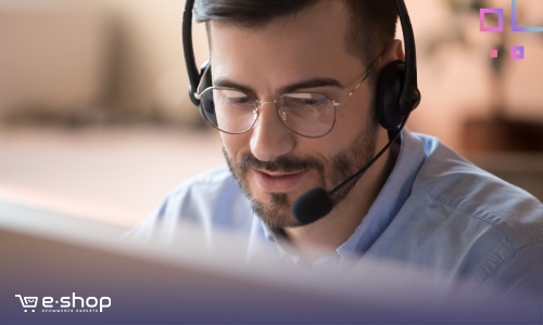 בחור העובד בתמיכה טכנית