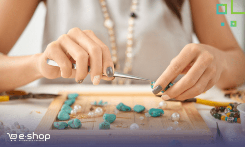 אישה יוצרת תכשיטים עבודת יד