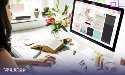 אישה גולשת באתר נוח ומרשים