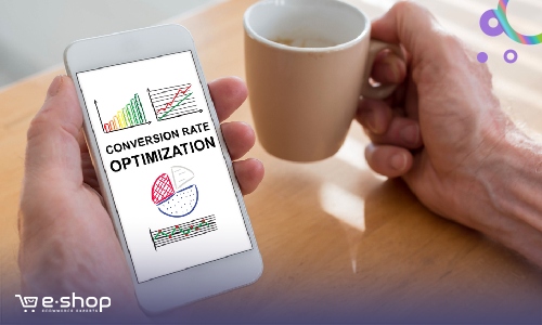 בחור בודק המרות לפייסבוק ומחזיק כוס קפה