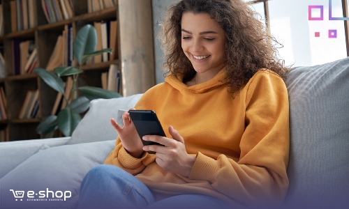 לקוחה נהנת מגלישה בפייסבוק של עסק