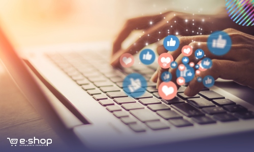 בעל עסק מכין פוסט אורגני לפייסבוק