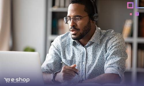 בעל אתר מתפעל את האתר העיסקי שלו מהבית