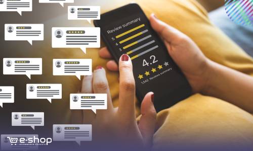 בעלת אתר עוברת על משובים מלקוחות