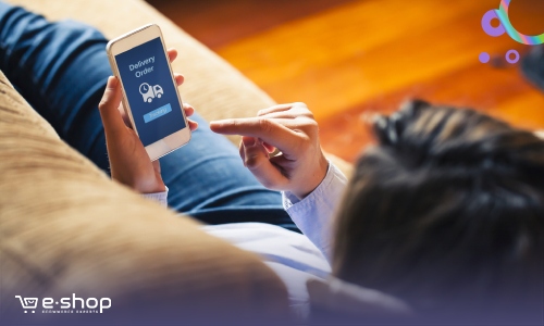 לקוחה בוחרת משלוח לאחר רכישה